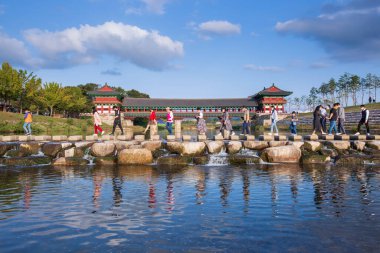 Yazın Gyeongju 'da Woljeong Köprüsü' nde, Güney Kore, Gyeongju 'da nehir üzerinde bir köprü..