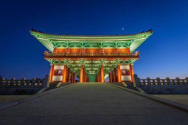 Woljeong Köprüsü, nehrin üzerindeki bir köprü, Gyeongju, Güney Kore 'deki güzel geleneksel mimari turistik merkezdir..