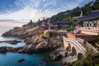 Busan manzarası Busan, Güney Kore 'deki Haedong Yonggungsa Tapınağı.