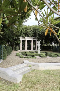 Yeşil çim biçimli ve Seçici Odaklı Renkli Çiçek Yatağı olan Güzel Çiçek Tarzı Bahçesi Manzarası