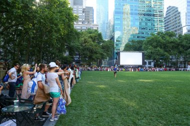 NEW YORK, ABD - Haziran 2013: Bryant Park Yaz Film Festivali 'nde eğlenen Newyork' lular ve turistler