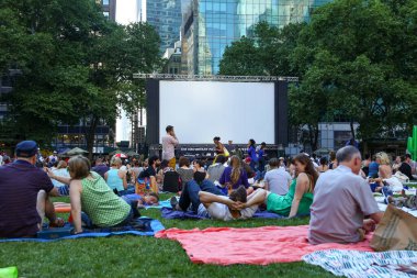 NEW YORK, ABD - Haziran 2013: Bryant Park Yaz Film Festivali 'nde eğlenen Newyork' lular ve turistler