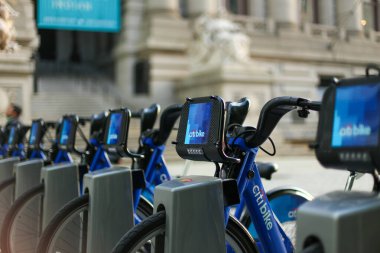 NEW YORK - 20 Mart 2013 'te Manhattan' daki Citi bisiklet istasyonu. NYC bisiklet paylaşım sistemi 27 Mayıs 2013 'te Manhattan ve Brooklyn' de başladı.