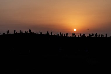 İnsanlar kum tepesinde gün batımını izliyorlar - Patara, Antalya