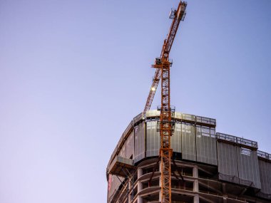 İstanbul, Türkiye - Ağustos 2020: Gökdelen inşaatları, kule vinçleri. Büyük binaların inşaatı. Güçlendirilmiş beton yapı. Finans merkezi binaları. İstanbul finans merkezi.