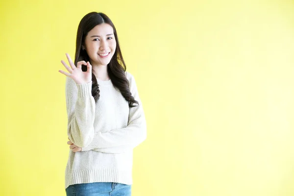 Jonge Aziatische Vrouw Tonen Hand Teken Glimlachen Terwijl Staande Geïsoleerde — Stockfoto