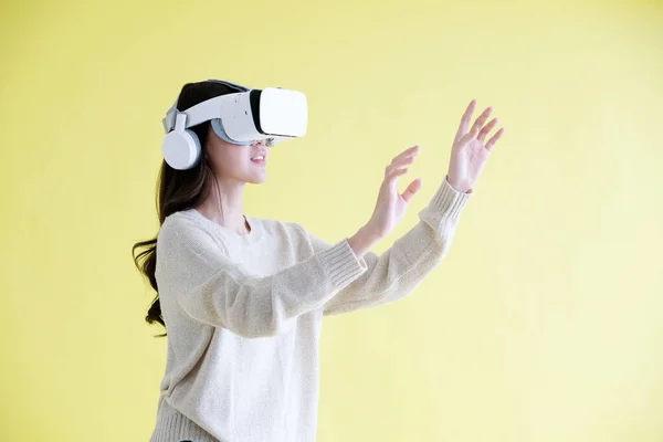 Mujer Asiática Que Usa Realidad Virtual Auriculares Intenta Tocar Algo Imagen De Stock