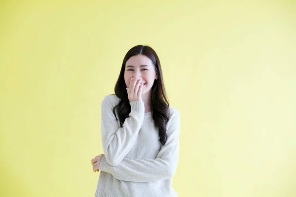Feliz Joven Asiático Mujer Riendo Mientras Pie Sobre Aislado Amarillo — Foto de Stock