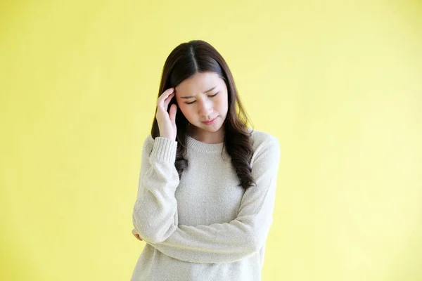Estresado Joven Asiático Mujer Pie Sobre Aislado Amarillo Fondo — Foto de Stock