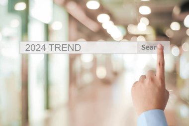 İş adamı elinin değdiği 2024 trendi bulanık ofis geçmişi, afiş, SEO 2024 iş trendi planlama, iş konseptinde başarı