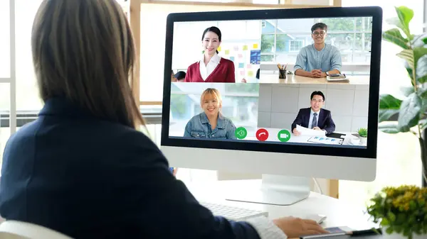 Videoconferencia Virtual Equipo Negocios Asiático Haciendo Videollamada Por Web Grupo Imágenes De Stock Sin Royalties Gratis