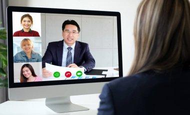 Video konferansı, evden çalışma, Asyalı bir kadının sanal ağ ile iş ekibini araması, Asyalı bir meslektaşla evdeki bir konferansta iletişim kurması, internet üzerinden iş arkadaşı konuşması, internet üzerinden danışmanlık işi.