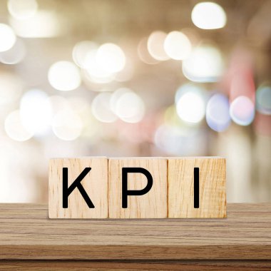 Temel performans göstergeleri, iş konsepti, tahta bloklar üzerindeki KPI kelimesi
