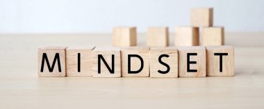 Tahta bloklar, iş konsepti, işaret ve afiş üzerine kafa yorma kelimesi