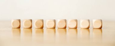 Masada beyaz arkaplan üzerinde 8 boş tahta blok, metin için alanı kopyala