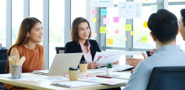 Asya 'da, Asya' da küçük işletme girişimi iş arkadaşı, çözüm için çalışan meslektaşlar, Corperate takımı gibi projeleri planlamak ve geliştirmek için Asyalı yaratıcı tasarım toplantıları