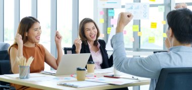 İş başarısı kurumsal, Asyalı iş adamları gülümsüyor ve partnerle başarılı bir iş çıkardıktan sonra silahlanıyor. 