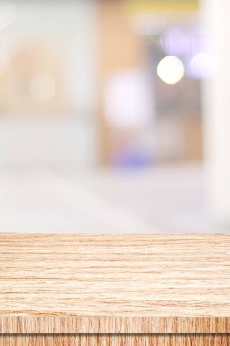 Dikey ahşap masa arka planı ve bulanık arkaplan, boş ahşap tezgah, bulanık arkaplan üzerine raf yüzeyi bokeh arkaplan, ürün arkaplanı, afiş, taklit, şablon