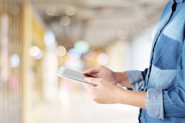 Bokeh ışıklı arka plan, iş ve teknoloji konsepti, dijital pazarlama, seo, e-ticaret ile el kullanımı