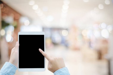 Tablet ile ahşap masa arka plan, alay, şablon, üstten görünüm dokunmadan el