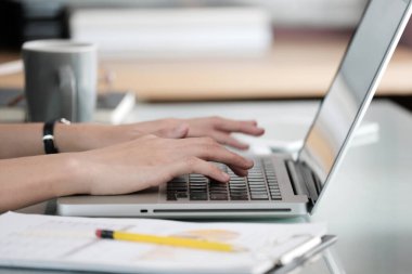 Kadın ofis masasında dizüstü bilgisayar, ofis yaşam tarzı, iş ve teknoloji daktilosu kullanıyor