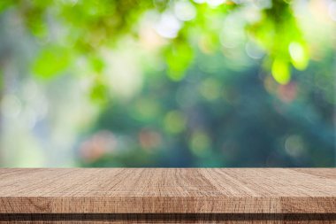 Boş ahşap masa ile ürün görüntü montajı için bokeh arka plan bulanık ağaç üzerinde