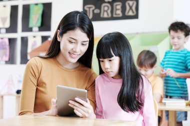 Genç öğretmen teknisyen çocuk tablet, eğitim, teknoloji yaşam tarzı kullanıyor.
