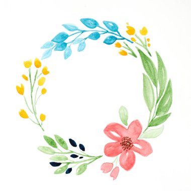 Beyaz kağıt arkaplanda suluboya şeklinde el çizimi çiçekler, metin ve tebrik kartı için kopya alanı olan çiçek çelenkleri