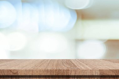 Bulanık soyut bokeh ışık arkaplanı üzerine boş tahta tablo, ürün görüntüleme montajı, şablon