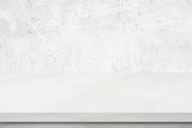 Beyaz beton duvar arkaplanı üzerine boş beyaz mermer tablo, ürün ekran montajı