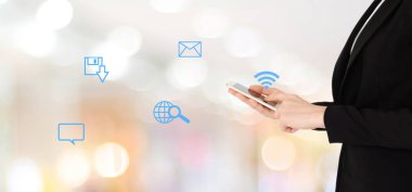 Akıllı telefon kullanan iş kadını elleri ve bulanık ofis üzerinde bazı şeylerin simgesi Bokeh lambası arka planı, afişi, telefonda iş