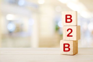 B2B, iş dünyasından pazarlamaya, arka planda ahşap küpler, fotokopi alanı ile pankart