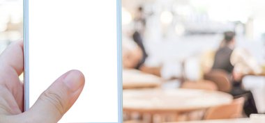 Lokanta rezervasyonu, internetteki yemekler, yemek dağıtım konsepti gibi şablonlar için bulanık restoran arka planı, afişi üzerinde boş ekran cihazıyla el ele tutuşan akıllı telefon.