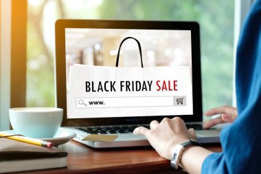 Kadın, www ile dizüstü bilgisayarı daktilo ediyor. Arama çubuğunda Kara Cuma indirimi afişi, tatil alışverişi, iş ve teknoloji 