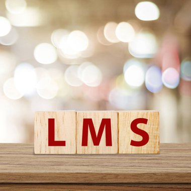 LMS, öğrenim yönetim sistemi, tahta küple ilgili ticari kavramsal kelime kopya alanı ile bulanık arkaplan üzerine