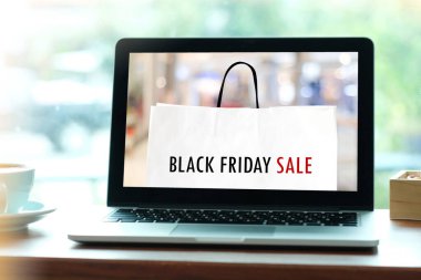 Ekran arka planında kara Cuma indirimi olan dizüstü bilgisayar, çevrimiçi tatil alışverişi, dijital pazarlama, iş ve teknoloji, yaşam tarzı kavramı