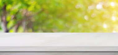 Ürün görüntüleme montajı, afiş için bokeh arkaplan ile bulanık ağaç parkı üzerine boş beyaz mermer tablo