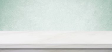 Yeşil beton duvar arkaplanı, afiş, ürün ekran montajı üzerine boş beyaz mermer tablo