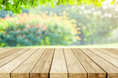 Boş tablo, bulanık ağaç üzerine perspektif ahşap bokeh arkaplan, ürün görüntüleme montaj arkaplanı