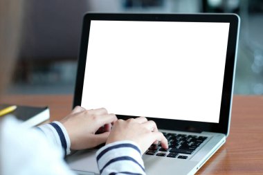 Kadın, şablon arka planı, iş teknolojisi ve yaşam tarzı kavramı için dizüstü bilgisayarını boş ekran ile daktilo ediyor