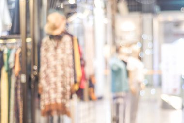 Bulanık arkaplan, mağazada bokeh ışığı ve boşluk, moda ve iş geçmişi olan bulanık ekran giysileri