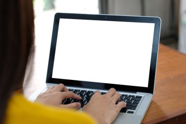 Kadın, şablon arka planı, iş teknolojisi ve yaşam tarzı kavramı için dizüstü bilgisayarını boş ekran ile daktilo ediyor