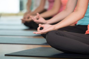 Yoga dersi alan bir grup insan, yakın plan, spor ve sağlıklı yaşam tarzı, refah, refah...