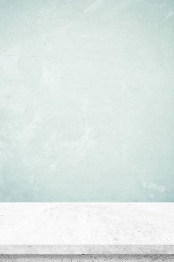 Yeşil beton duvar arkaplanı üzerine boş beyaz çimento tablo, afiş, masa üstü, raf, ürün görüntüleme montajı için tezgah tasarımı