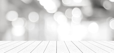 Boş vintage Beyaz ahşap masa bulanıklık mağaza arka plan, ürün ve gıda görüntü montaj için perspektif ahşap tahta arka plan üzerinde