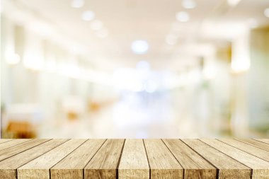 Perspektif ahşap, masa, raf Bokeh arkaplan ile bulanık mağaza, ürün ekran montajı