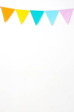 Beyaz duvarda asılı renkli parti bayrakları, doğum günü, yıldönümü, kutlama etkinliği, festival tebrik kartı geçmişi
