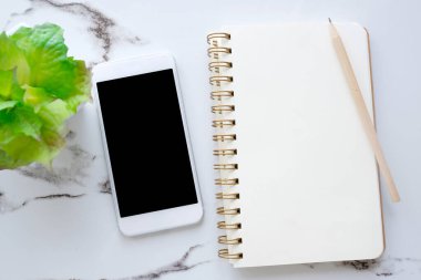 Boş defter kağıt arka plan, sahte, boş ekran ile akıllı telefon yat