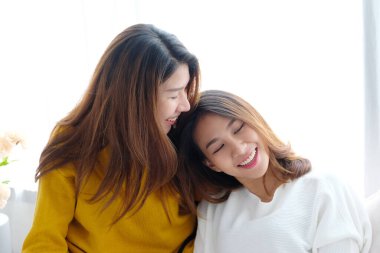 LGBT, genç tatlı Asyalı kadın lezbiyen çift mutlu an, homoseksüel, lezbiyen çift yaşam tarzı