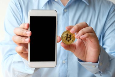El ele tutuşan bitcoin ve akıllı telefon boş ekran arkaplanı, model al, engelleme zinciri ve kripto para kavramı arka planı